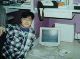 sega 於實驗室與桌下的巴哈姆特伺服器合影 (1996 年)